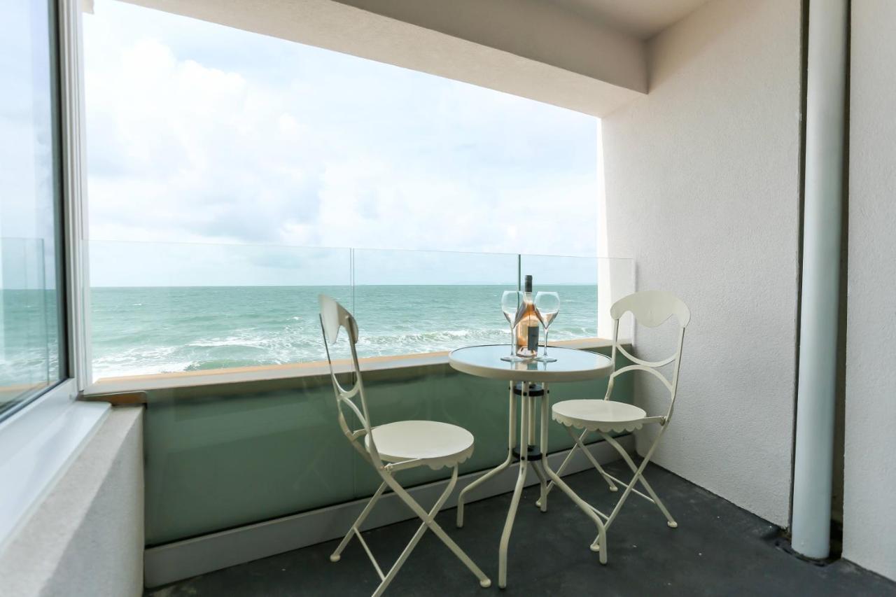 Tides - Beach Front Apartment In Bracklesham Bay Chichester Exteriör bild