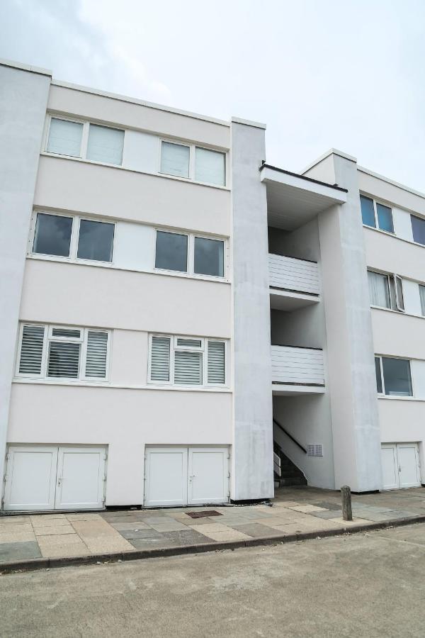 Tides - Beach Front Apartment In Bracklesham Bay Chichester Exteriör bild