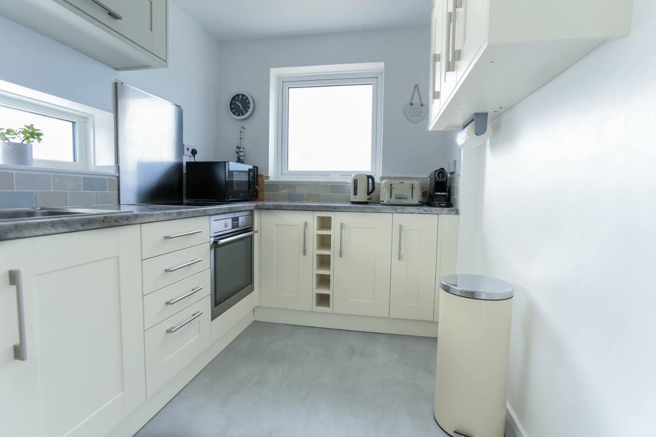 Tides - Beach Front Apartment In Bracklesham Bay Chichester Exteriör bild