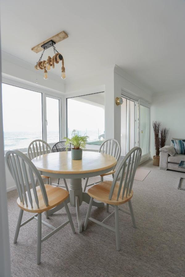 Tides - Beach Front Apartment In Bracklesham Bay Chichester Exteriör bild